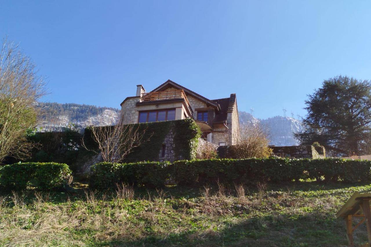 Bohemian holiday home with lake view in Aiguebelette-le-Lac, Région de Chambéry