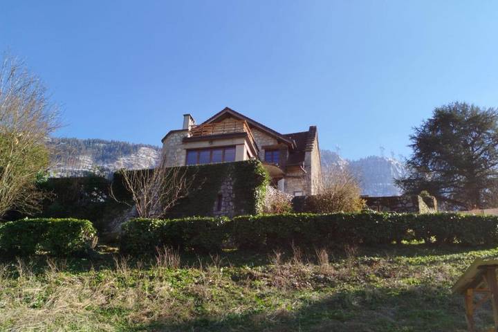 Location de vacances pour 10 personnes, avec Balcon et Terrasse ainsi que Jardin et Vue sur le lac à Aiguebelette-le-Lac