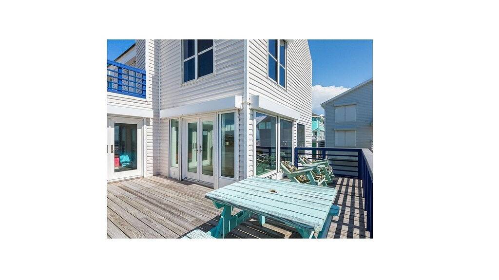 Ocean Front Beach House. Come and Enjoy The Sand, Sea, and Sun in Galveston Island, Galveston