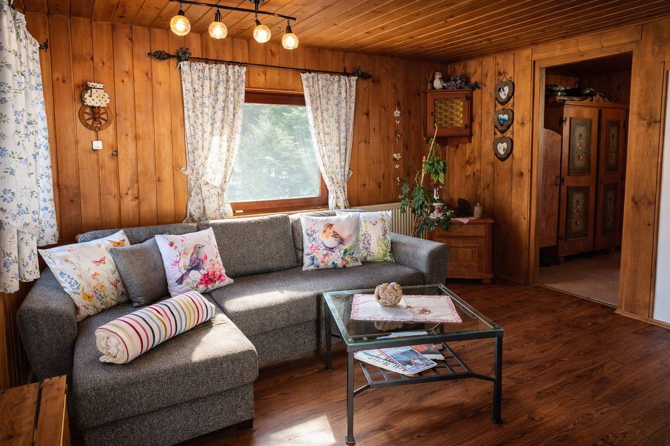 Geheel vakantieappartement, Ferienhütte Lang inkl. Chiemgaukarte - Holiday cottage 43sqm, terrace, 1 bedroom, 1 bed-sit room, kitchen, max. 4 pers. in Ruhpolding, Beierse Alpen