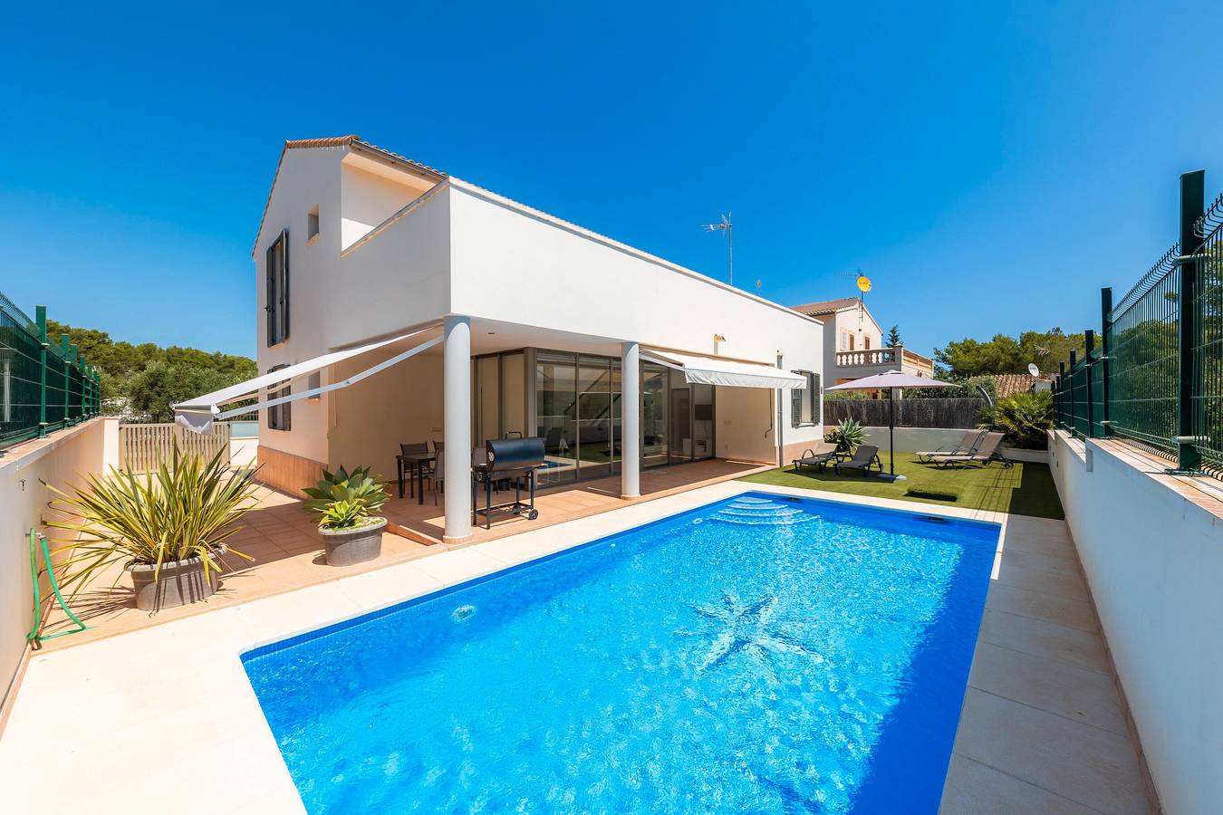 Casa Vacacional 'Enjoy Villa Mexic' con Piscina Privada, Terraza y Wi-Fi in Playa Son Serra de Marina, Santa Margalida