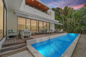 Vacation Rental for 9 Guests in North Bay Village, Florida, Picture 4
