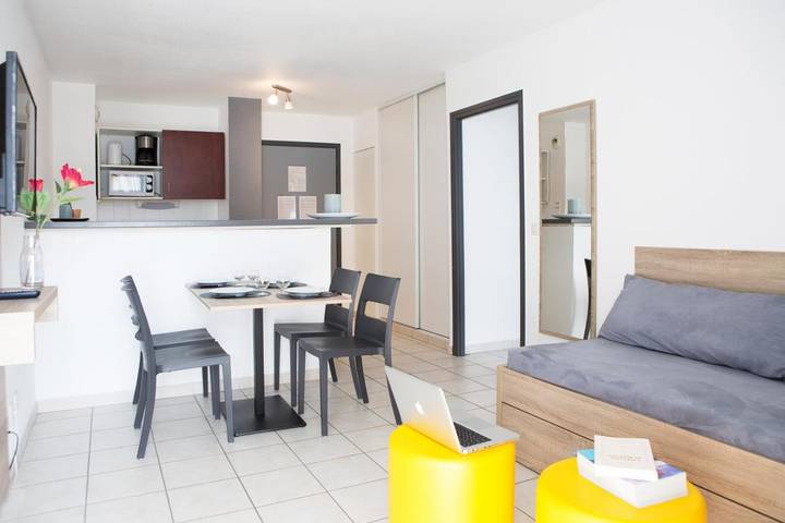 Location de vacances pour 2 personnes, avec terrasse et vue, animaux acceptés à Divonne-les-Bains - 2
