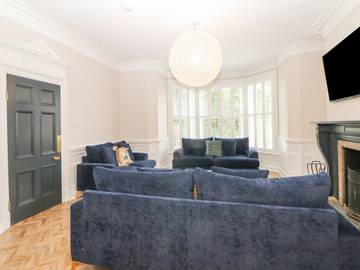 Log Cabin for 12 People in Buxton, Peak District, Photo 2