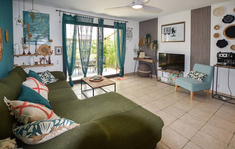 Charmant appartement de 80 m² avec piscine, parking et à deux pas des restaurants du quartier in Bédoin, Parc naturel régional du Mont-Ventoux
