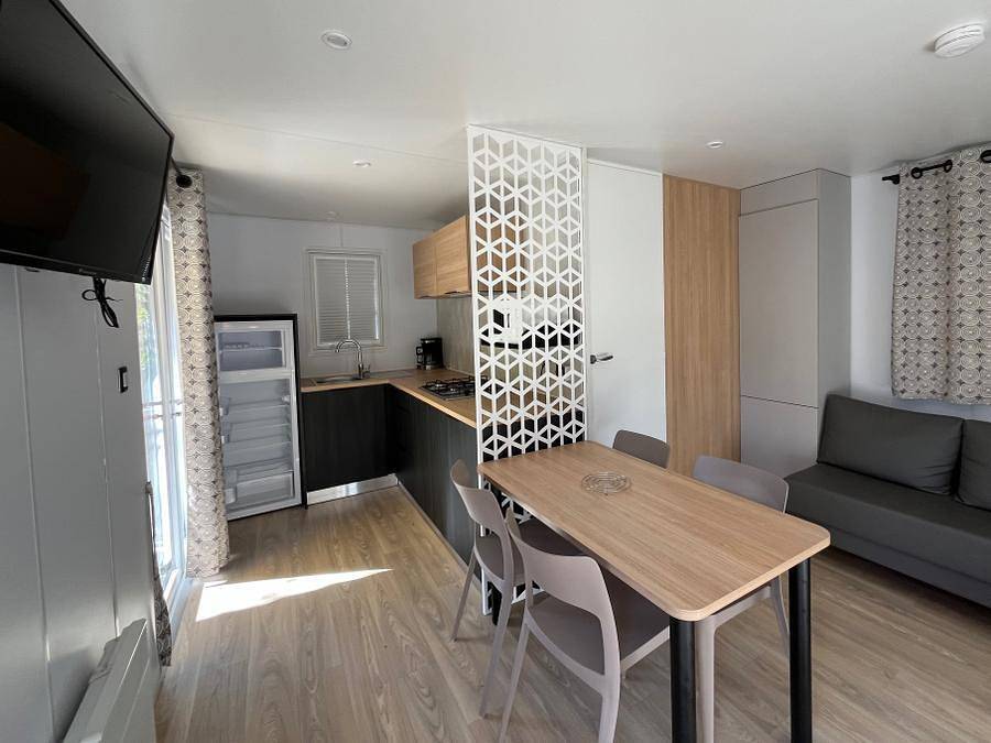 Camping La Dourbie - Mobilheim 4 personen - Mh Premium Grand Large Les Cévennes 30m² (2Sch-4Pers) + halbüberdachte Terrasse + Klimaanlage in Saint-Jean-du-Bruel, Parc naturel régional des Grands Causses