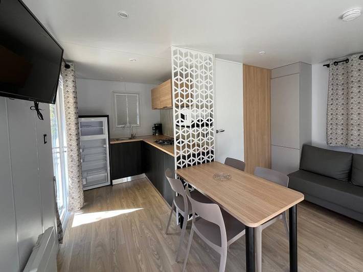 Camping La Dourbie - Mobilheim 4 personen - Mh Premium Grand Large Les Cévennes 30m² (2Sch-4Pers) + halbüberdachte Terrasse + Klimaanlage in Saint-Jean-du-Bruel, Parc naturel régional des Grands Causses