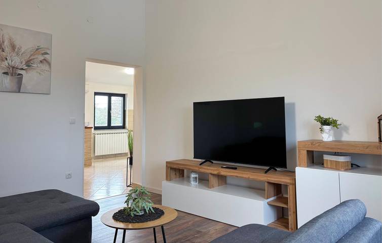 Ganze Ferienwohnung, Gemütliche Ferienwohnung mit Terrasse, 1,5 km zur Küste und 300 m zu Restaurants in Marčana, Südküste Istrien