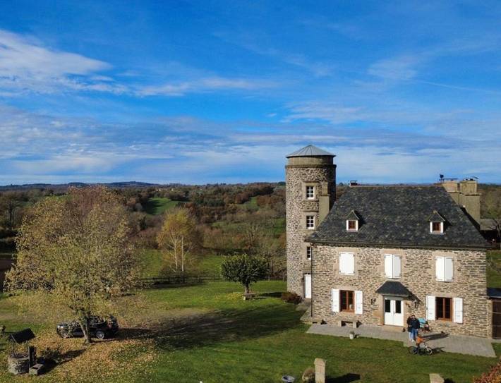 Location de vacances pour 9 personnes, avec vue et jardin, animaux acceptés à Pleaux