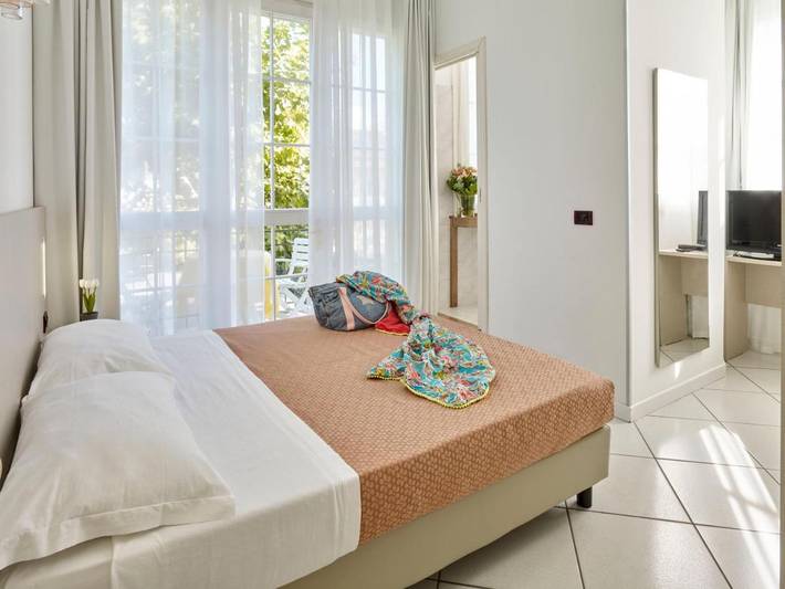 Hotel for 3 people, with balcony and garden - 1