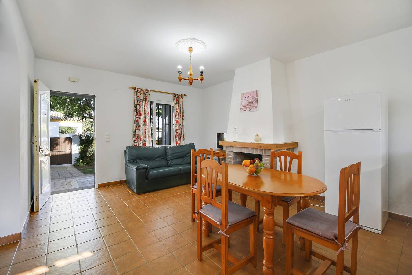 Casa de vacaciones 'Los Paraisos 2' con Wi-Fi, jardín, terraza y piscina compartida in Fuente del Gallo, Conil de la Frontera