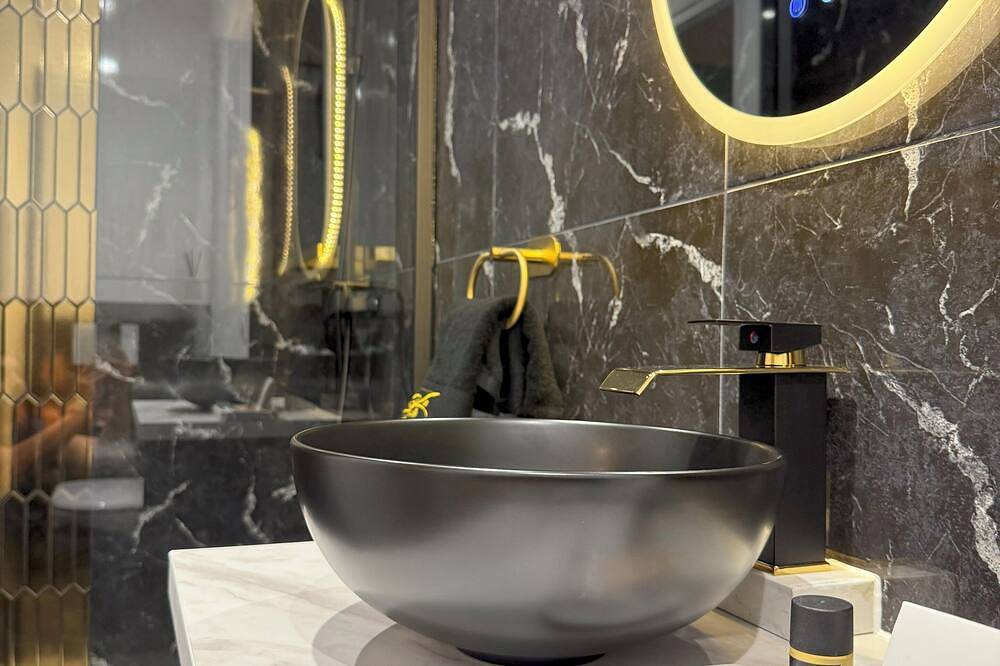 Entire apartment, La Suite Genève Gaillard-Jaccuzi in Gaillard, Saint-Julien-en-Genevois region