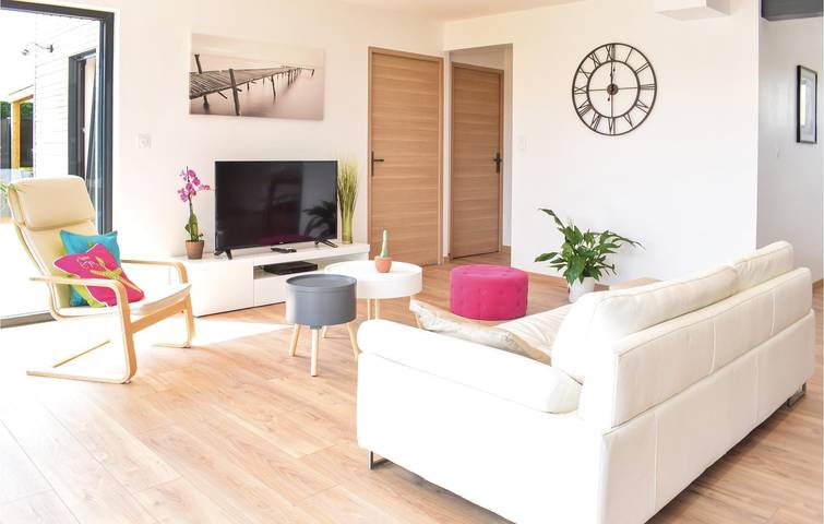 Poolside Paradise: Beach 2.5km, Parking, TV, Internet in Créances-Plage, Créances