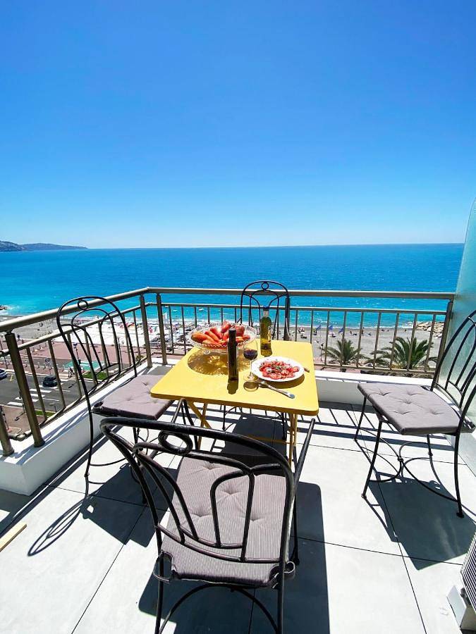 Gîte pour 4 personnes, avec terrasse et vue dans Plage Fabron Bambou Nice