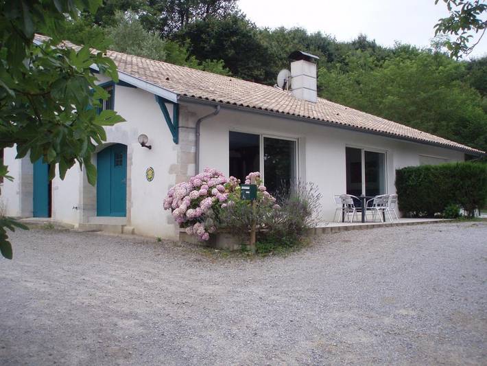Gîte pour 6 personnes, avec Terrasse et Jardin ainsi que Piscine et Vue à Orist