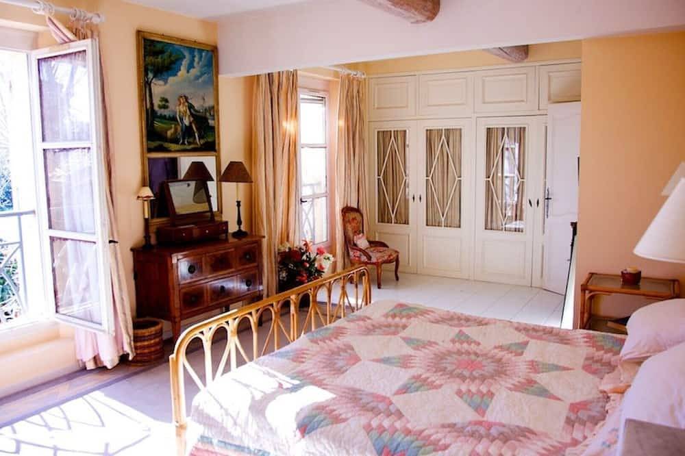 Beautiful Provençal manor house in award winning vineyard in Carnoules, Region de Toulon