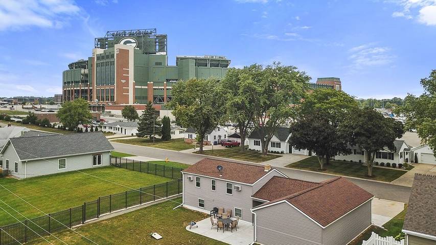 Vacation rental for 15 people, with yard and terrace in Ashwaubenon