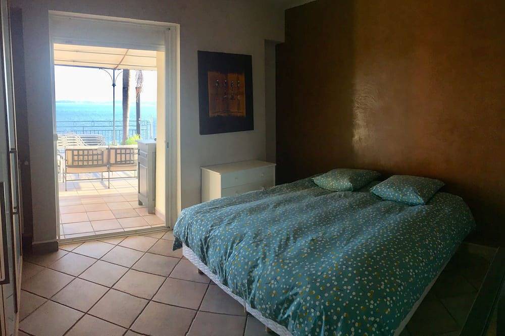 Villa T5 + independent studio T2 - infinity pool on the sea - in Carqueiranne, Côte méditerranéenne (France)