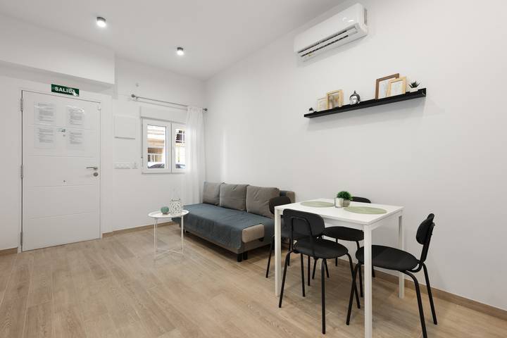 Apartamento entero, Apartamento 'Los Mellis' con Wi-Fi y aire acondicionado in Cruz de Humilladero, Málaga