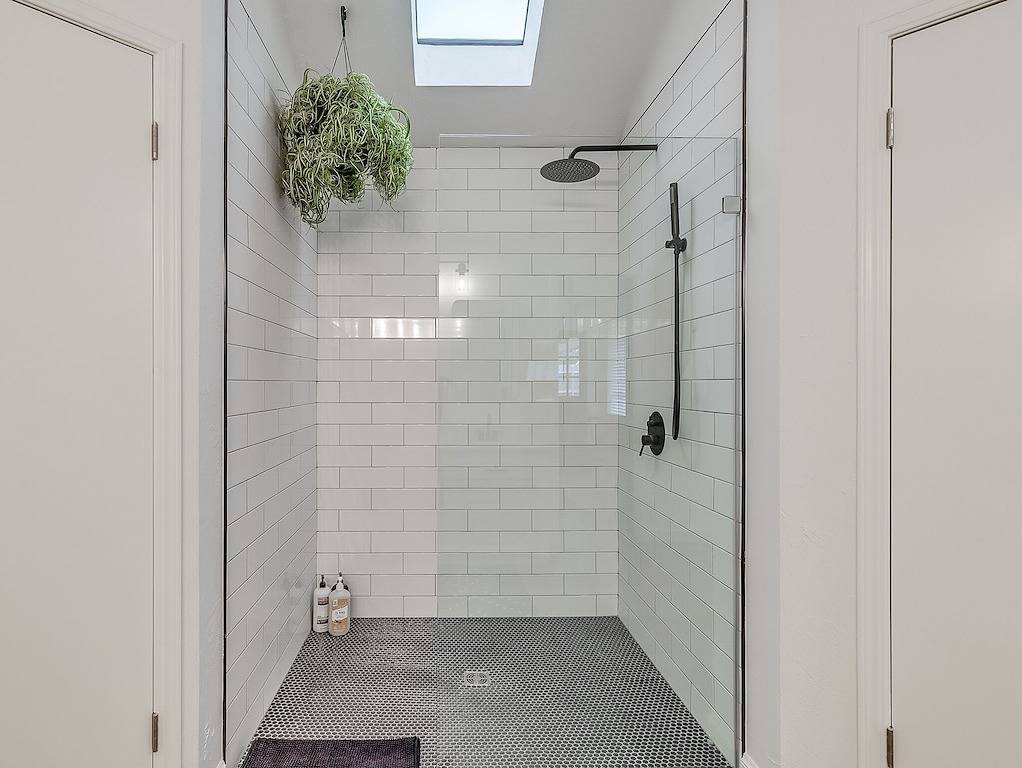 Central Edmond ~Boho, modern style with loft & fire pit in large backyard~ in Edmond, Oklahoma County