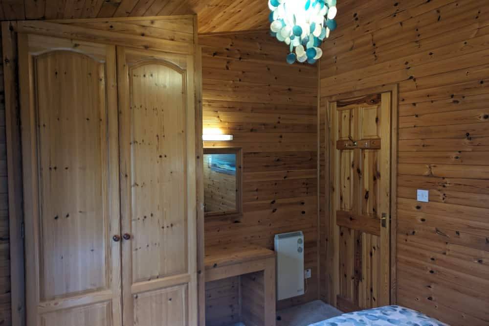 The Lodge By The Lake at Shorefield Holiday Park in Milford-on-Sea, New Forest