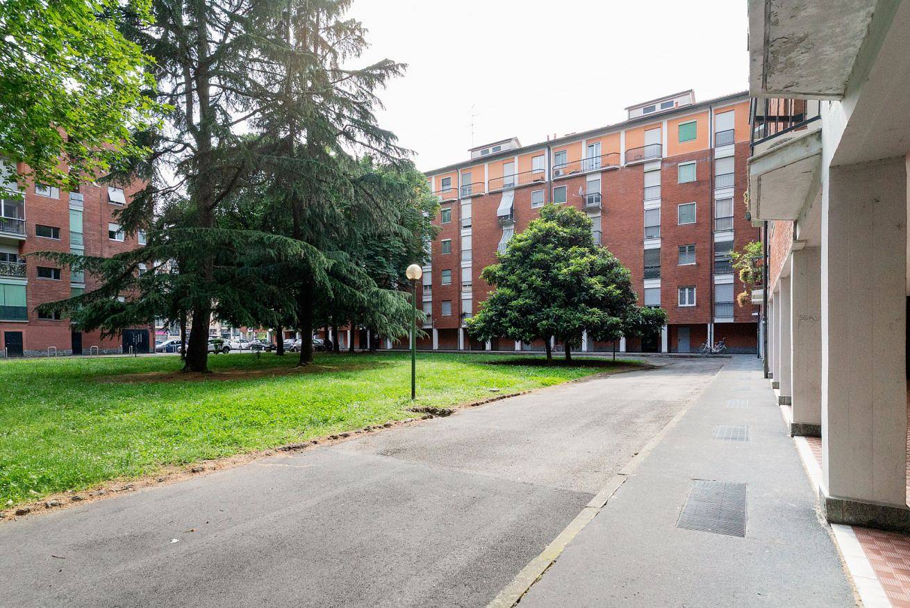 Entire apartment, Guesthost - Piazza Abbiategrasso Chiesa Rossa Apt in Milan, Milan Province