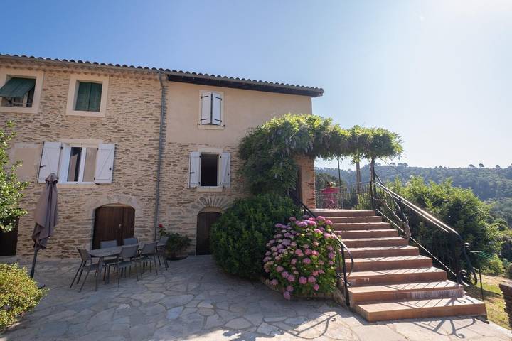 Gîte pour 6 personnes, avec Terrasse ainsi que Jardin et Vue