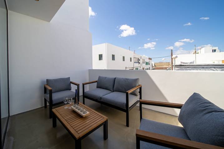 Apartamento entero, Vacaciones 'Kay Lava' con vistas a la montaña, Wi-Fi y aire acondicionado in Playa de Famara, Teguise