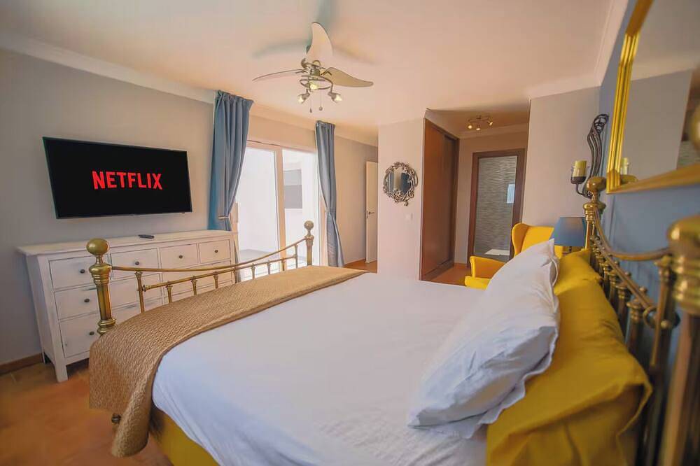 Luxury Villa with Private 25m Heated Pool & Jacuzzi in Conil, Tías