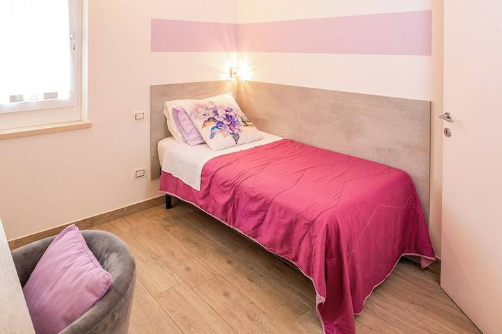 Entire apartment, Millyholidays•It Lillà Vacation Rental - Downtown - Nearby Beach - Private Garden - Spa Pool in Bardolino, Garda Mountains