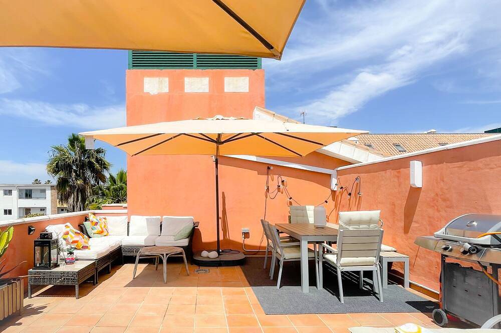 Entire apartment, Stunning 40m2 Rooftop terrace with private jacuzzi and fantastic sea views! in Carib Playa, Marbella