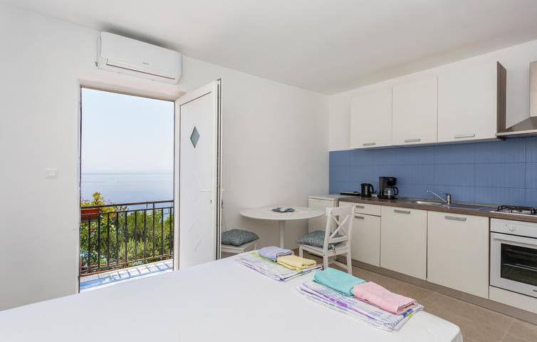 Ganze Ferienwohnung, Apartment mit Meerblick, Terrasse, WLAN und Parkplatz in Strandnähe in Punat, Krk