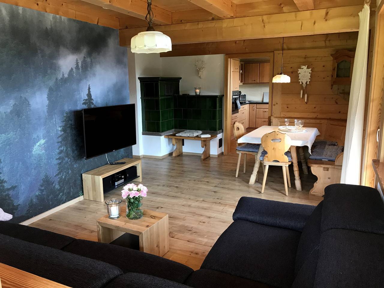 Apartamento entero, Apartamento vacacional 'Hirschsprung' con vistas a la montaña, terraza privada y wifi in Suedlicher Schwarzwald, Hinterzarten