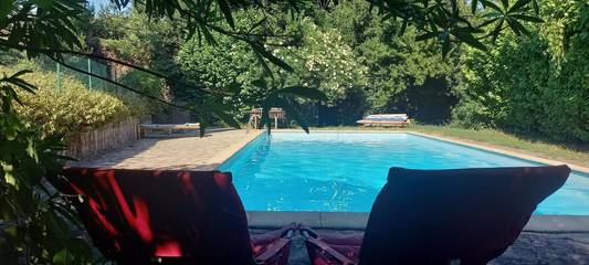Gîte pour 5 personnes, avec vue et jardin ainsi que piscine et terrasse à Viviers