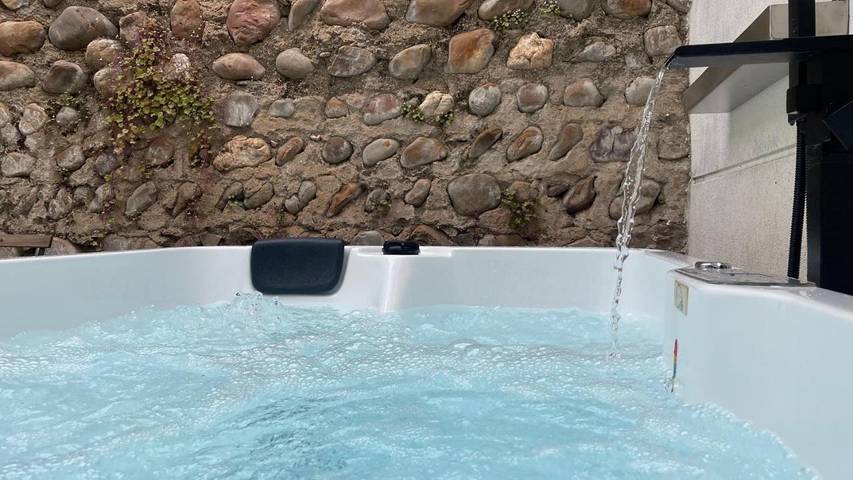 Casa rural para 7 personas, con Balcón y Jacuzzi además de Terraza y Jardín en Malpartida de Plasencia