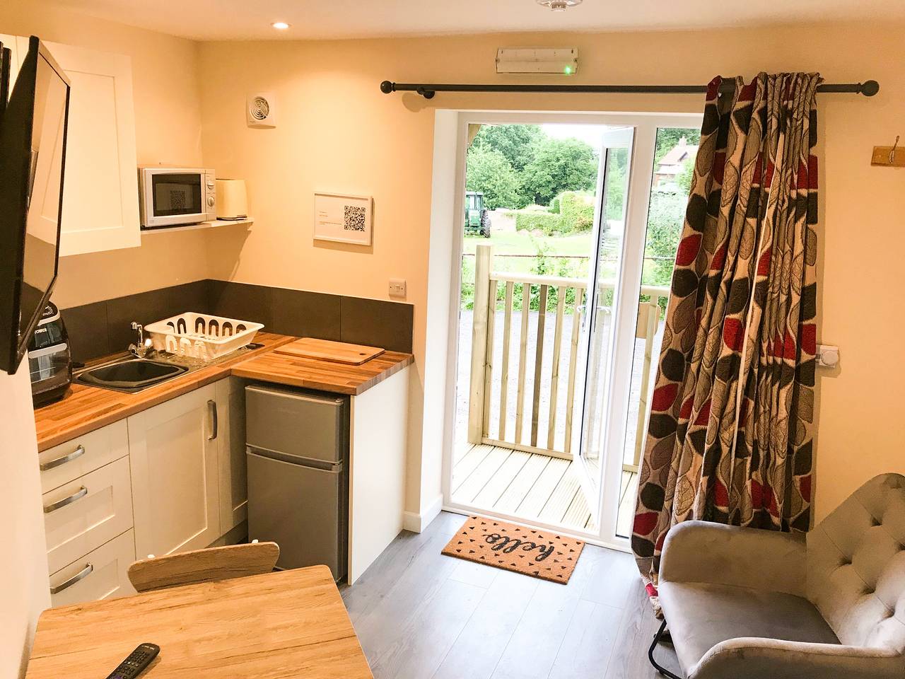 Entire holiday apartment, Deers Leap Sleeps 2 with Garden in Gloucestershire