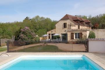 Gîte pour 9 personnes, avec terrasse ainsi que jardin et piscine, animaux acceptés à Mauzens-et-Miremont