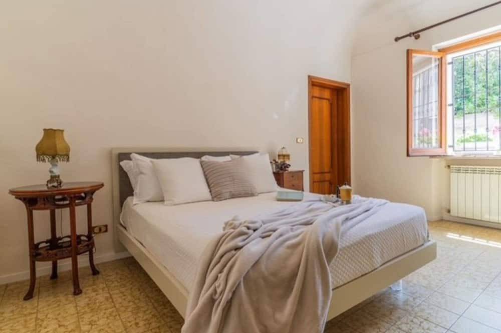 Entire apartment, Nice apartment for 2 people with Tv in Roseto degli Abruzzi, Teramo Province
