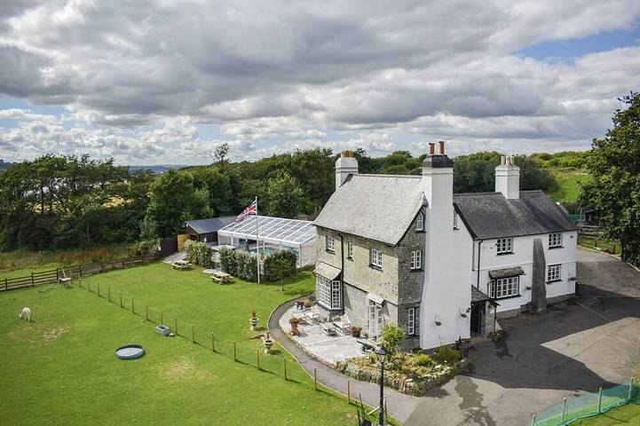 Glamping for 36 people, with hot tub and garden in Plymouth