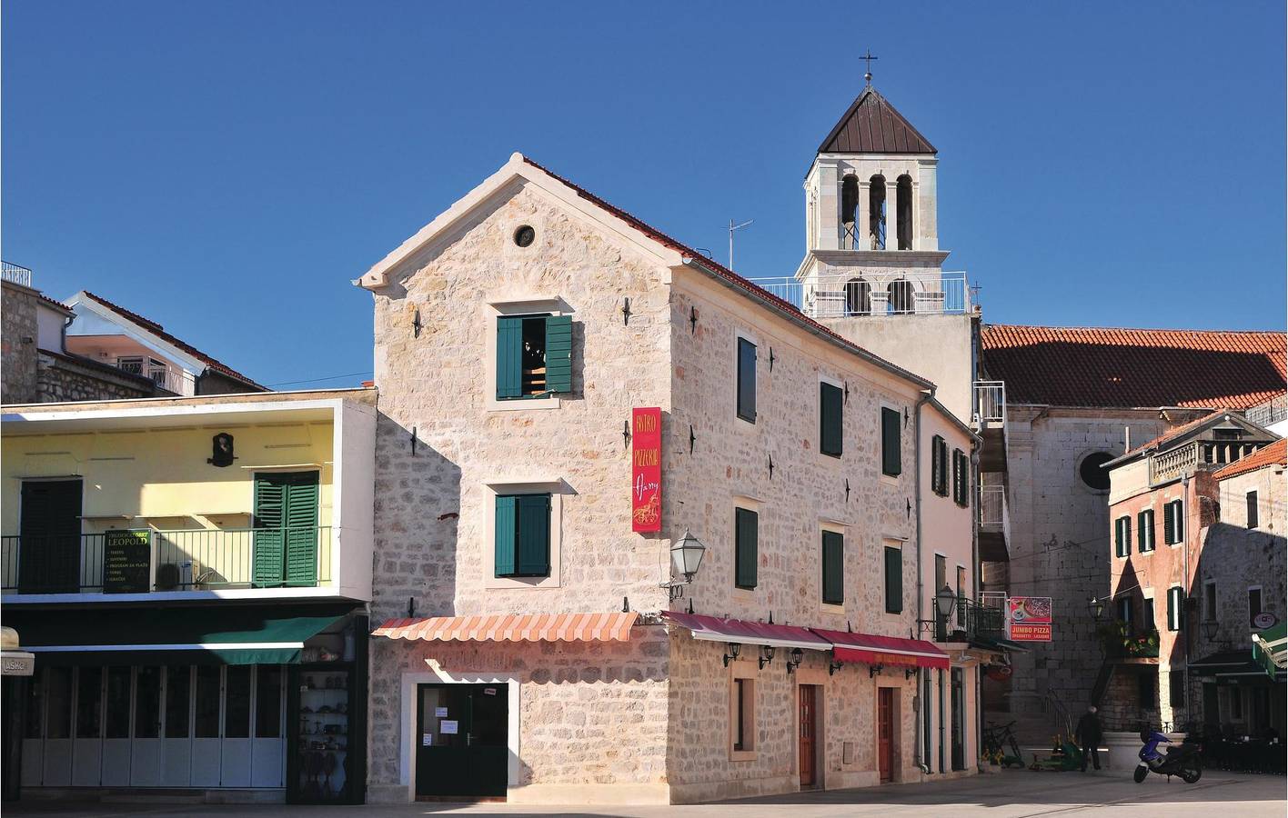 Ganze Ferienwohnung, Gemütliche 2-Zimmer-Wohnung mit Terrasse, 900 m vom Strand entfernt, WLAN & Parkplatz in Vodice, Šibenik-Knin