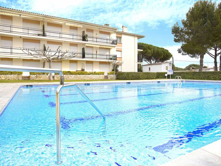 Ferienwohnung für 4 Personen, mit Balkon und Terrasse sowie Garten und Pool