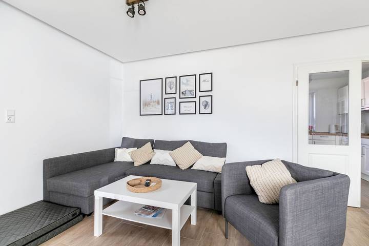 Holiday Home 'Ferienhus-voern-Diek' with Private Terrace, Private Garden and Wi-Fi in Kaiser-Wilhelm-Koog, Dithmarschen