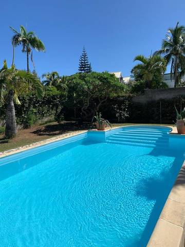 Gîte pour 2 personnes, avec piscine ainsi que jardin et jacuzzi dans Plage de la Saline