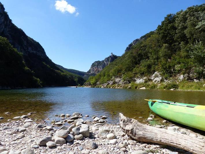 Parc de vacances pour 4 personnes, avec jardin ainsi que vue et piscine, animaux acceptés en Ardèche - 3