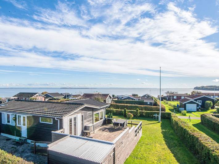 Ferieudlejning for 4 personer, med Terrasse og Have i Hejlsminde