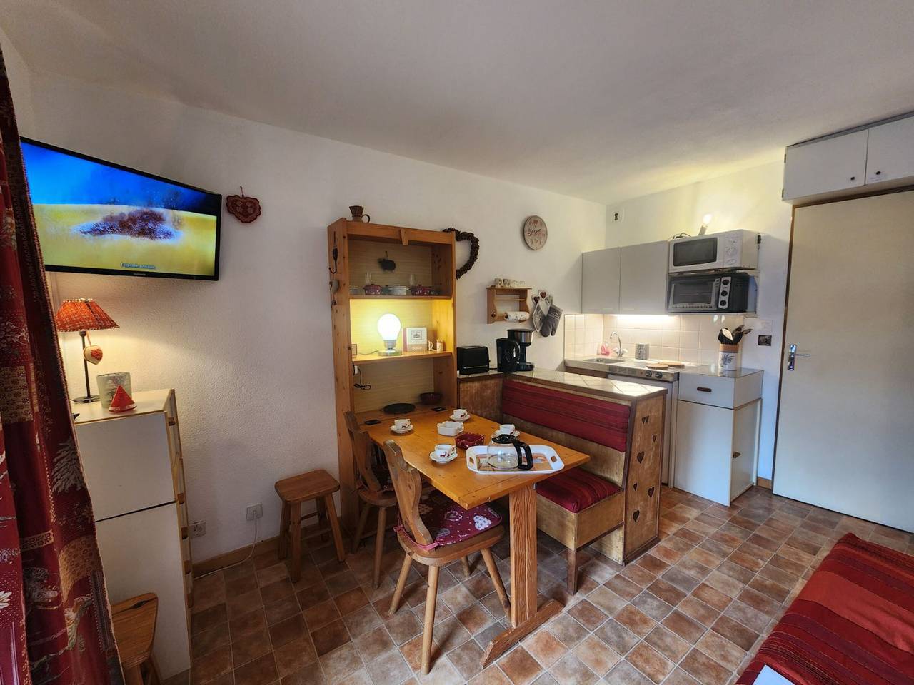 Ganzes Studio, Gemütliches Studio im Zentrum von Samoëns mit Privatparkplatz, in der Nähe von Annehmlichkeiten in Samoëns, Region Bonneville