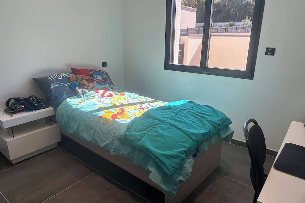 Villa with private pool in a quiet location 10 min from Avignon in Rochefort-du-Gard, Nimes region