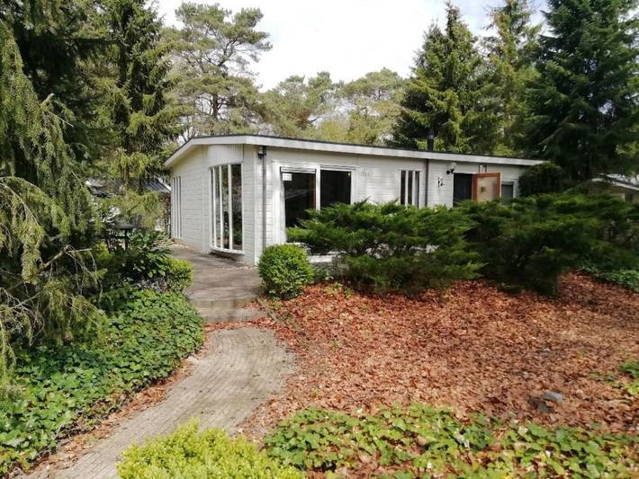 Chalet für 4 Personen, mit Garten und Pool sowie Terrasse - 1