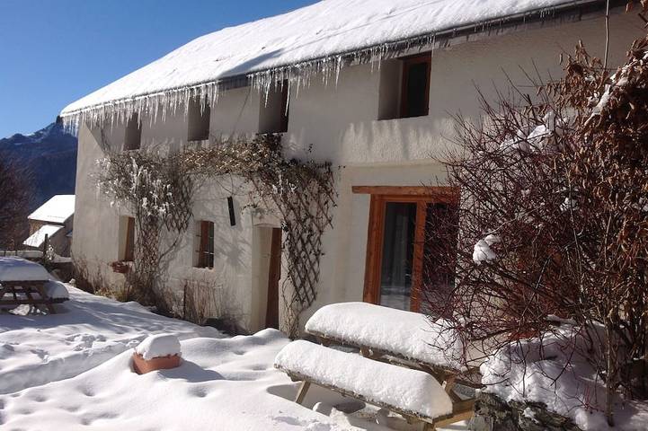 Gîte pour 22 personnes, avec Terrasse et Jardin à Chantelouve