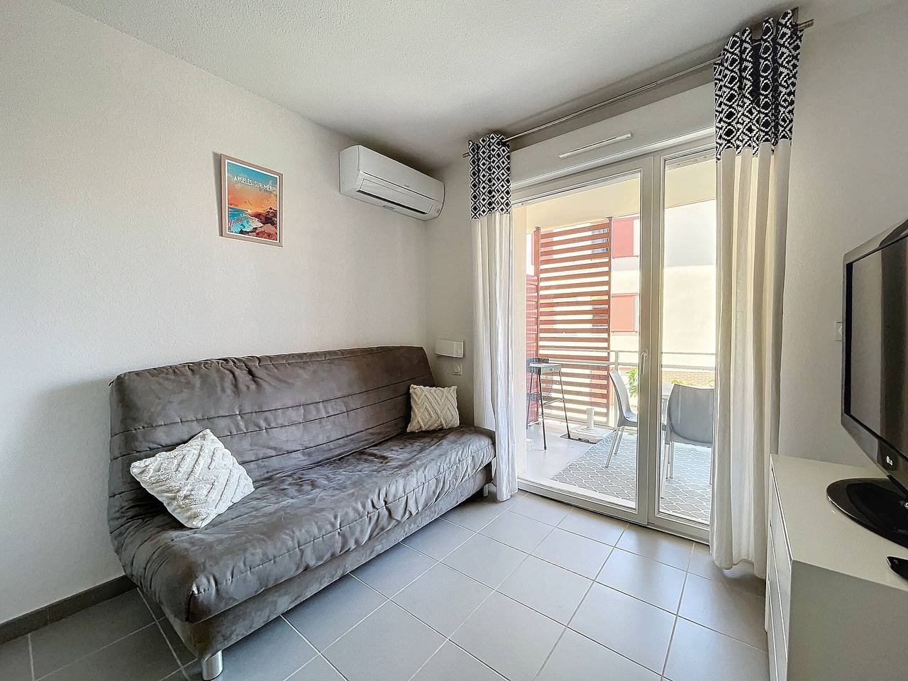 Entire apartment, Charming Apartment with Terrace, A/C, and Pool Access near Mediterranean Beach in La Côte Vermeille, Argelès-sur-Mer